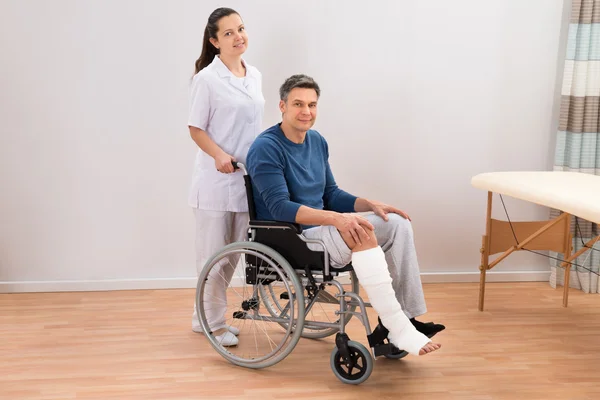 Krankenschwester hilft behinderten Patienten — Stockfoto