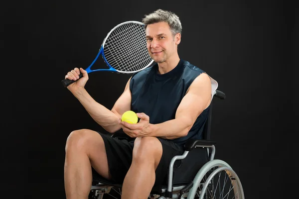 Hombre discapacitado con raqueta y pelota —  Fotos de Stock