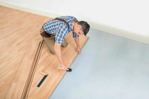 Carpinteiro Instalando piso — Fotografia de Stock
