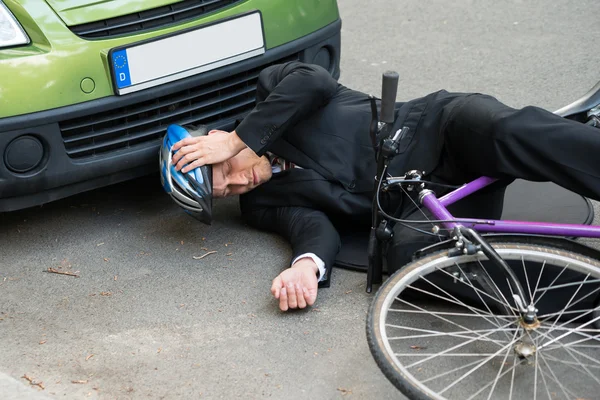Araba kazasından sonra erkek bisikletçi — Stok fotoğraf