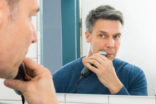 Muž zastřihování vousů — Stock fotografie