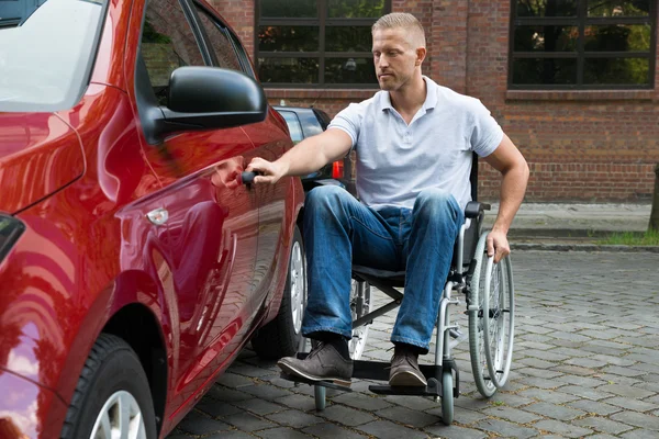 Handicapped uomo apertura porta di un auto — Foto Stock