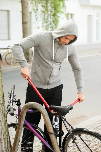 Dief proberen in te breken vergrendelen — Stockfoto