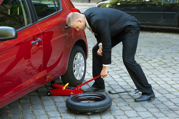 Mann benutzte hydraulischen Fußbodenheber — Stockfoto