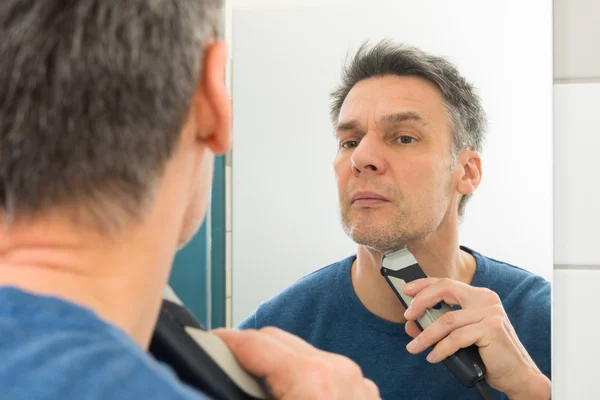 Man Trimming Beard — Stock Photo, Image