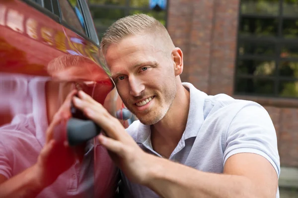 Glimlachende Man met auto — Stockfoto