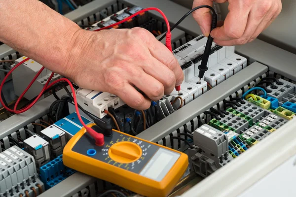 Eletricista masculino verificando fusível — Fotografia de Stock