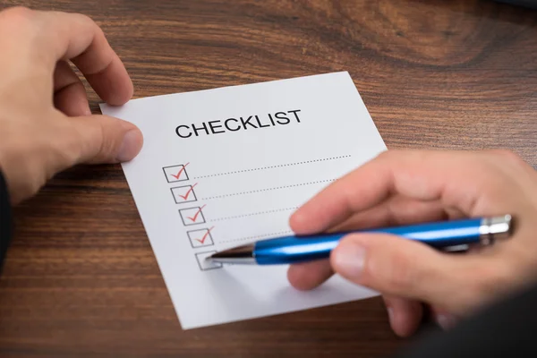 Person Hand with Checklist — Stock Photo, Image