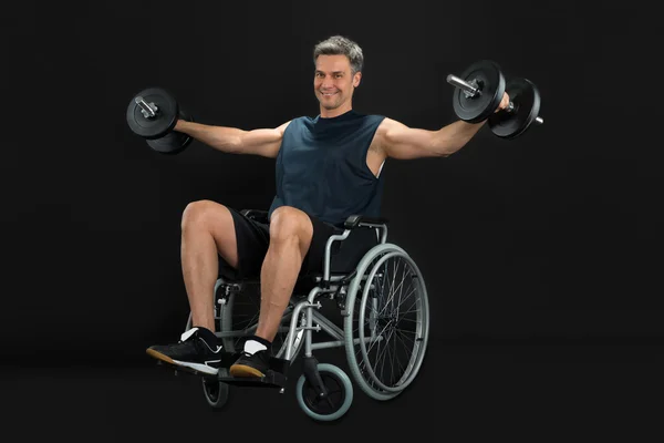 Homme en fauteuil roulant avec haltère — Photo