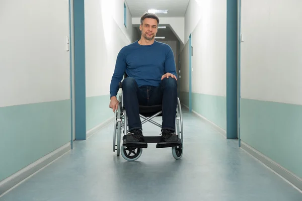 Człowiek siedzi na wózku inwalidzkim — Zdjęcie stockowe
