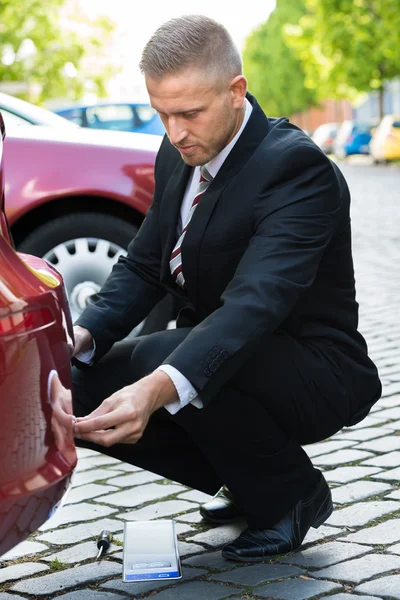 Uomo con targa auto — Foto Stock