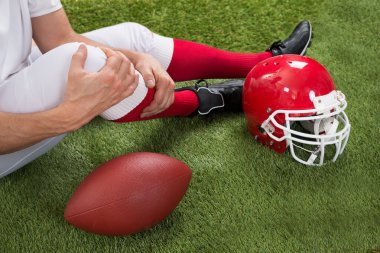Yaralı Amerikan futbolu oyuncusu