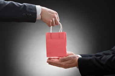 İşadamı veren alışveriş çantası