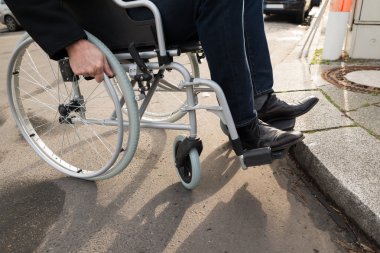 Tekerlekli sandalye üzerinde oturan adam