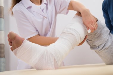 Bandaj hastanın bacak doktor