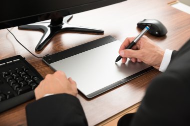 Grafik Tablet kullanarak iş adamı