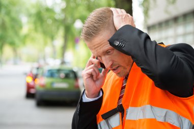 adam cep telefonundan arıyor