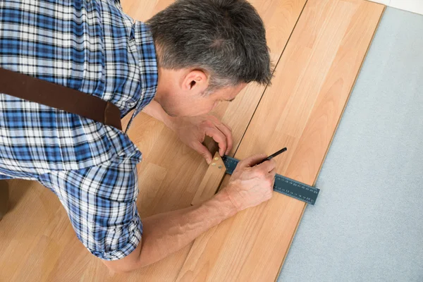 Worker Drawing Mark On Laminate — Stock Photo, Image