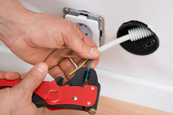 Electrician Peeling Insulation — Stock Photo, Image