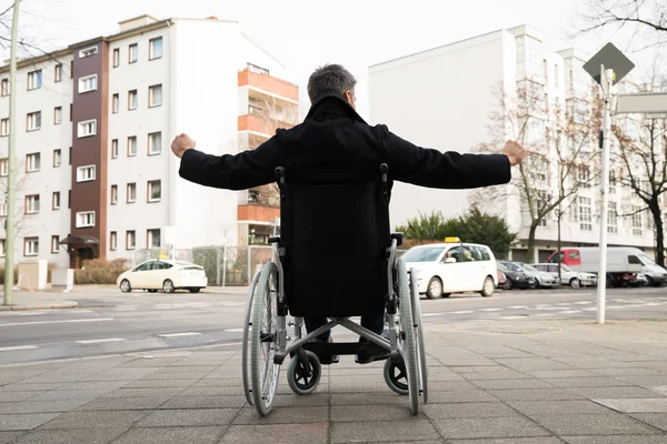Invalidní muž na invalidním vozíku — Stock fotografie