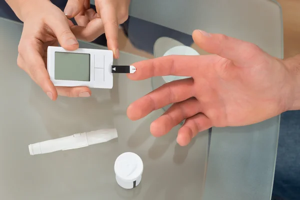 Doctor Checking Blood-sugar Level — Stock Photo, Image