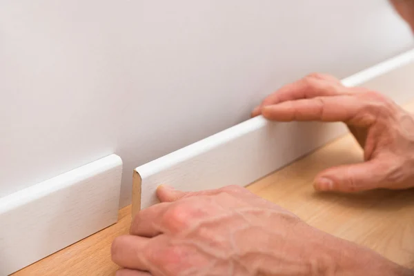 Person Applying Skirting — Stock Photo, Image