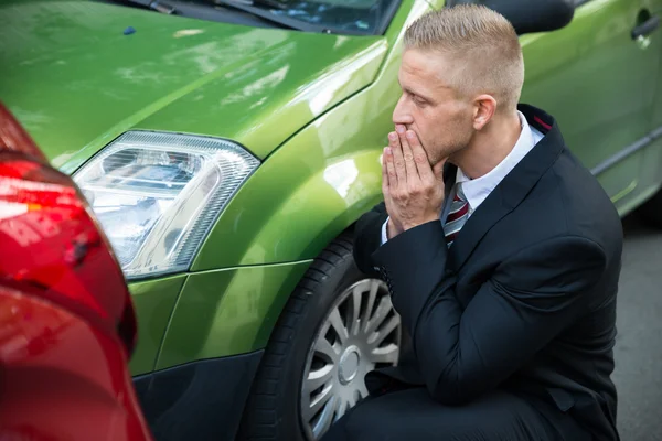 Verärgerter Fahrer schaut auf Auto — Stockfoto