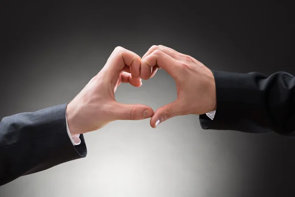 Gay los hombres hacer corazón forma — Foto de Stock