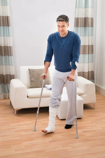 Hombre discapacitado usando muletas — Foto de Stock