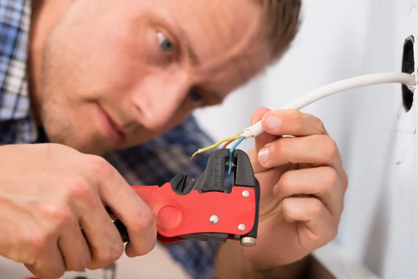 Electrician Stripping Wires — Stock Photo, Image