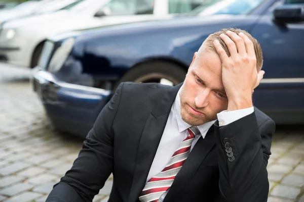 Uomo con auto danneggiata — Foto Stock