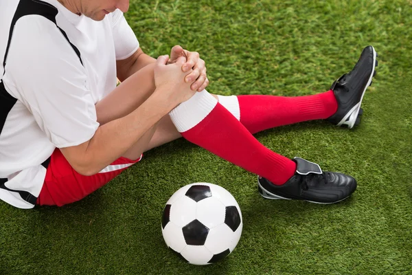 Giocatore di calcio con lesione al ginocchio — Foto Stock