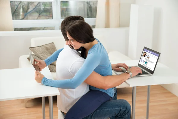 Paar nutzt digitales Tablet und Laptop — Stockfoto