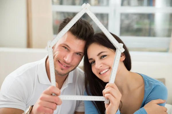 Casal jovem com casa modelo — Fotografia de Stock