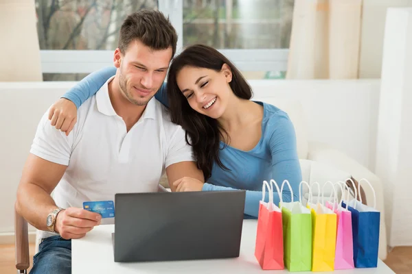 Casal de compras online — Fotografia de Stock