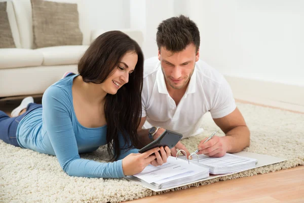 Factura de cálculo de pareja joven — Foto de Stock