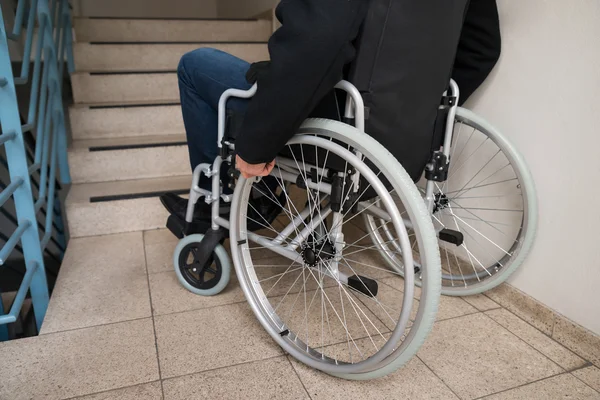 Mannen framför trappan — Stockfoto