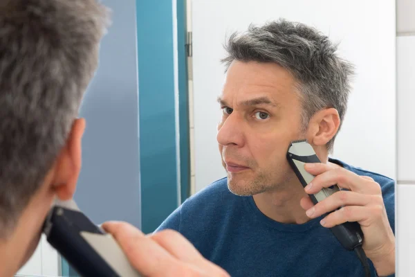 Man Trimming Beard — Stock Photo, Image