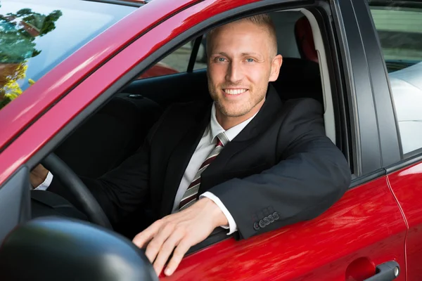 Affärsman som sitter i ny bil — Stockfoto