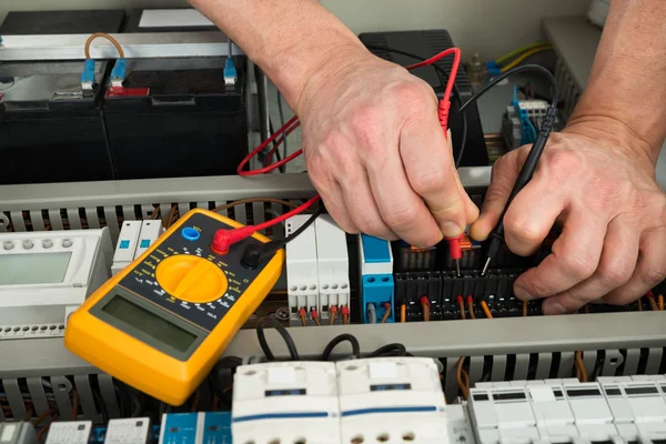 Eletricista verificação fusível — Fotografia de Stock