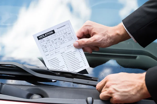 Boleto de estacionamiento en el parabrisas del coche — Foto de Stock