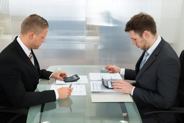 Ondernemers met behulp van Calculator — Stockfoto