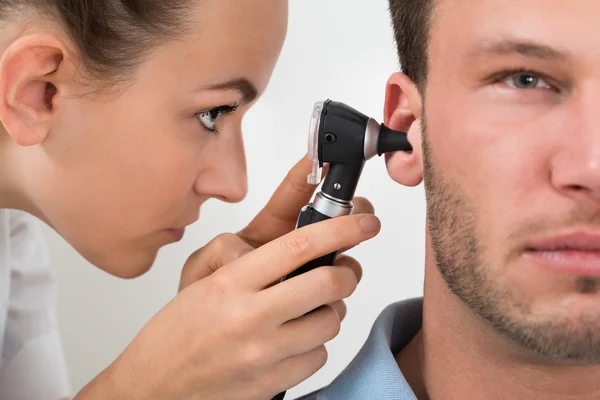 Orvos vizsgálata a beteg fül — Stock Fotó