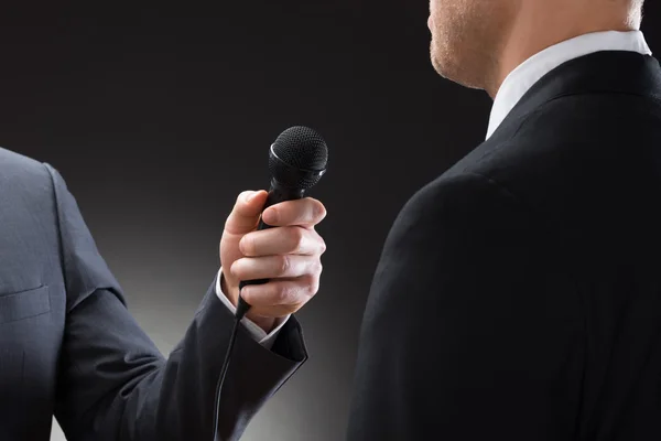 Reporter Conducting Interview — Stock Photo, Image