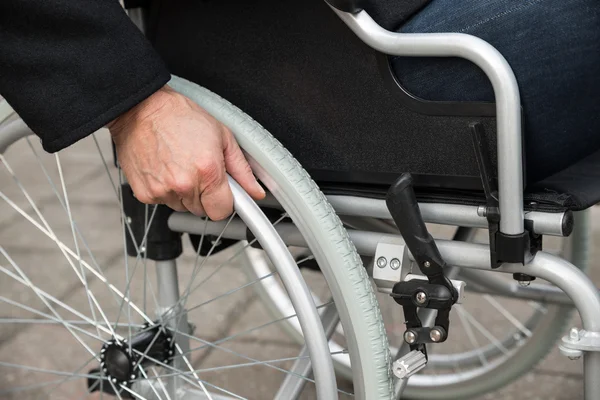 Hombre sentado en silla de ruedas — Foto de Stock