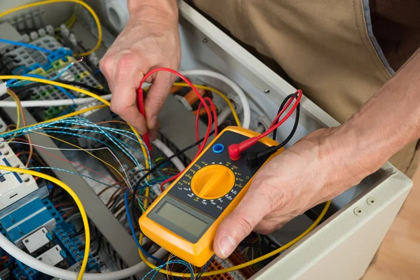 Eletricista verificando caixa de fusíveis — Fotografia de Stock