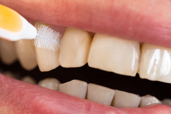 Man Cleaning Teeth — Stock Photo, Image