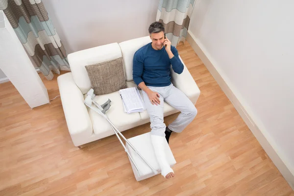 Homme handicapé parlant sur son téléphone portable — Photo