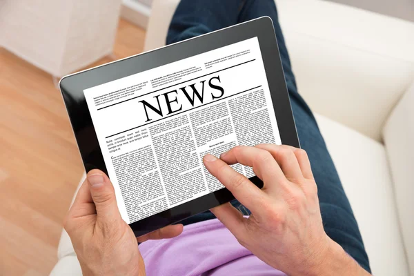 Man lezing nieuws op digitale Tablet PC — Stockfoto