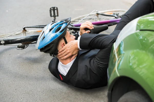 道路交通事故后骑自行车的人 — 图库照片